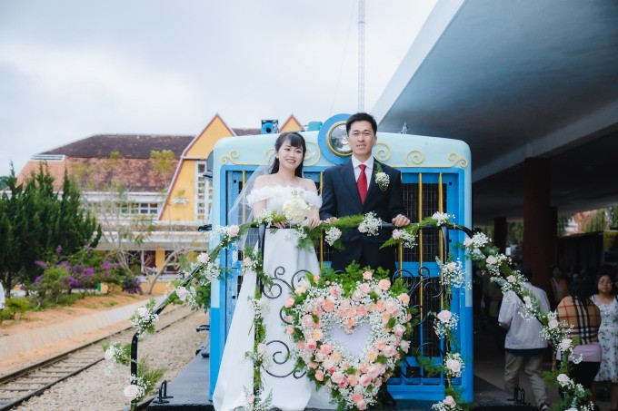 Anh Xuân Thịnh và chị Tuyết Hoa trên toa tàu tổ chức hôn lễ, chiều 22/12 ở ga Đà Lạt. Ảnh Nhân vật cung cấp