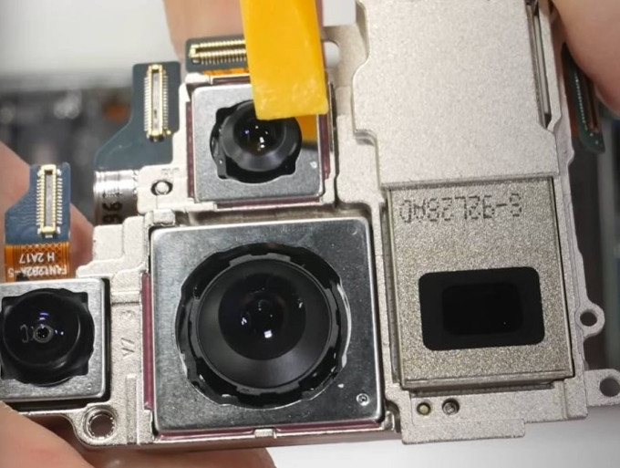 Cụm camera của S23 Ultra với ống kính tiềm vọng hình chữ nhật. Ảnh: PhoneArena.
