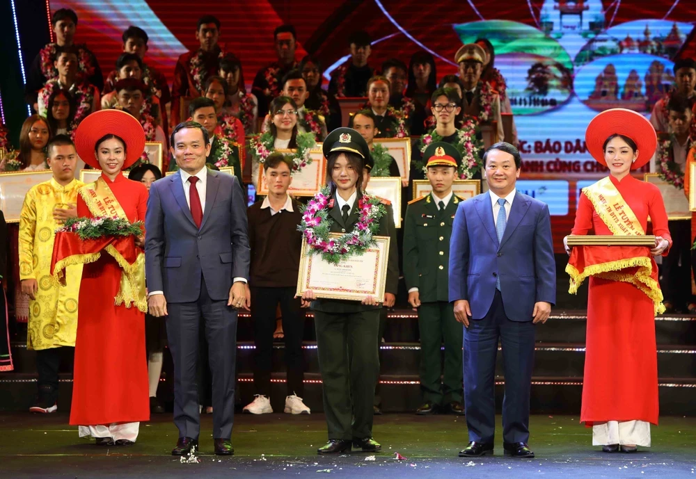 Phó Thủ tướng Trần Lưu Quang và Bộ trưởng, Chủ nhiệm Ủy ban dân tộc Hầu A Lềnh trao Bằng khen cho các học sinh, sinh viên, thanh niên dân tộc thiểu số xuất sắc, tiêu biểu năm 2023. (Ảnh: An Đăng/TTXVN)