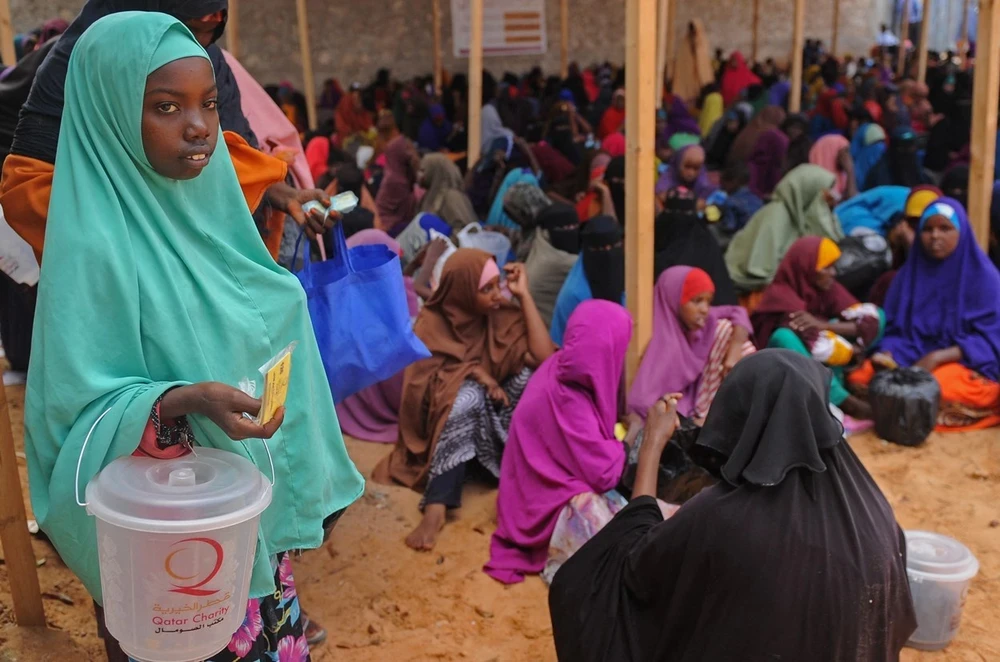 Người dân đợi nhận thực phẩm cứu trợ tại Mogadishu (Somalia). (Ảnh: AFP/TTXVN)