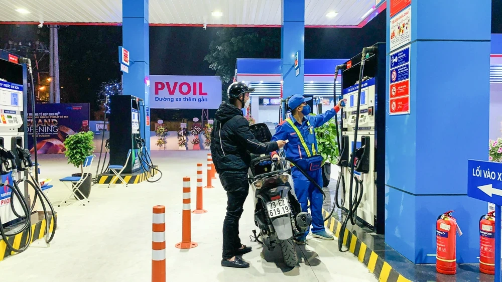 Một điểm bán xăng của PVOil tại Hà Nội. (Ảnh: Đức Duy/Vietnam+)