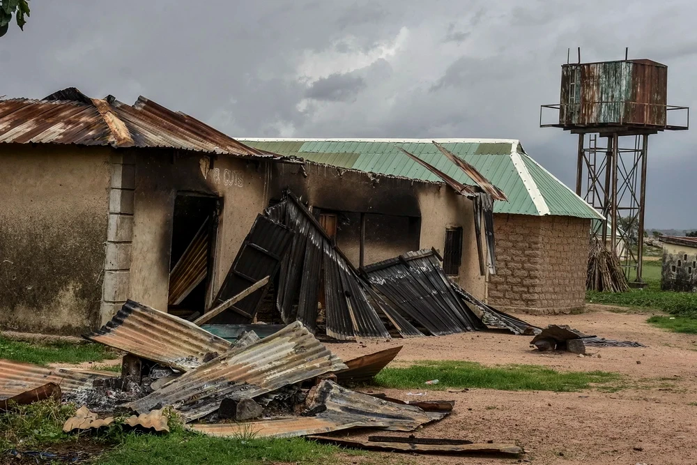 Ngôi nhà bị phá hủy trong các cuộc đụng độ tại Plateau, Nigeria. (Ảnh: AFP/TTXVN)