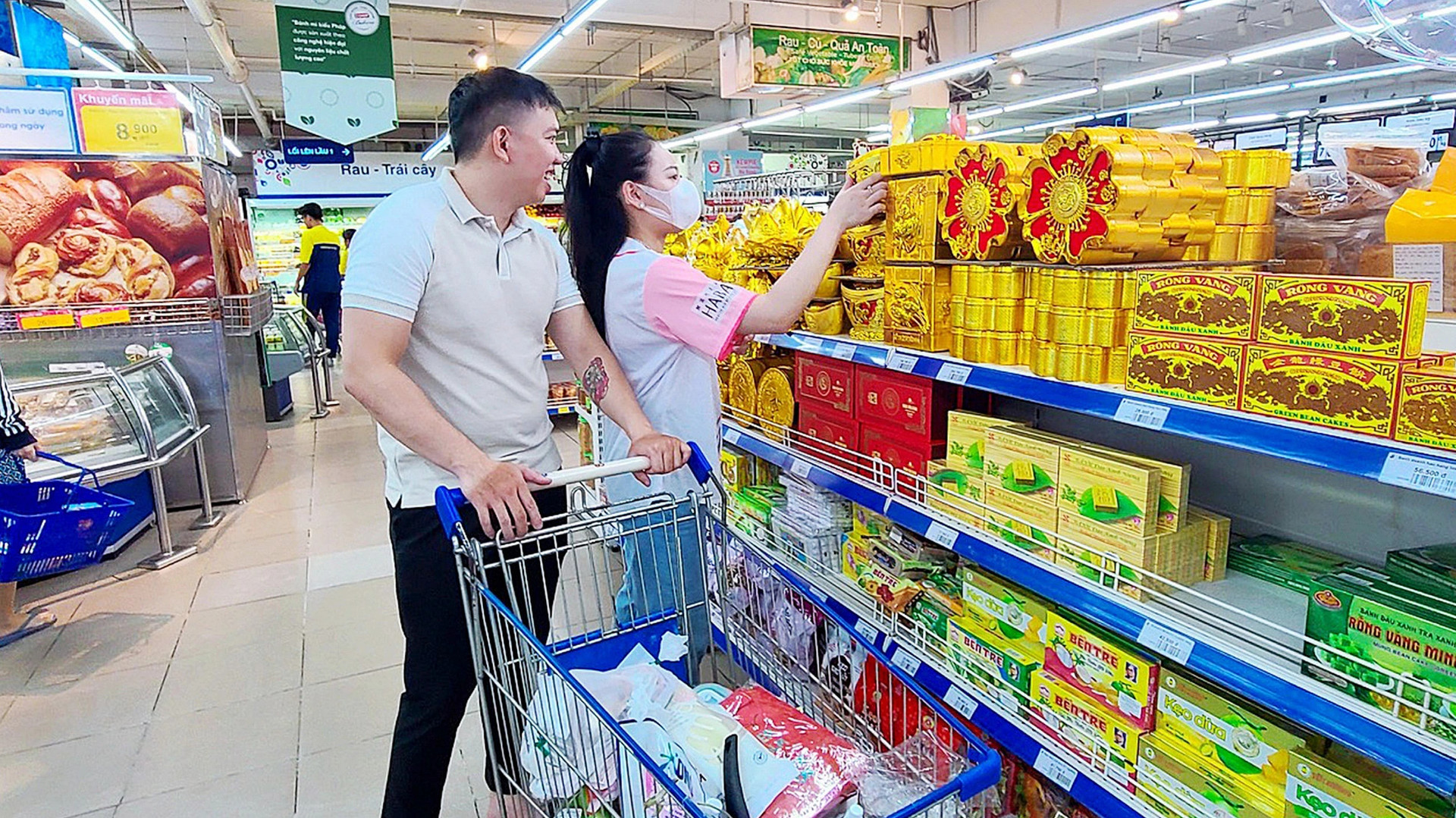 Hàng Tết đã được nhiều siêu thị đưa lên kệ với mức giá hấp dẫn nhưng chưa nhiều người tiêu dùng quan tâm - Ảnh: NHẬT XUÂN
