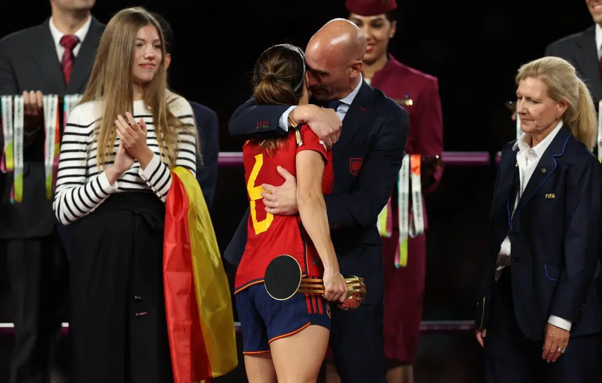 Hành động của ông Rubiales, chủ tịch Liên đoàn Bóng đá Tây Ban Nha (RFEF), ôm hôn nữ cầu thủ bị tẩy chay dữ dội - Ảnh: GETTY IMAGES