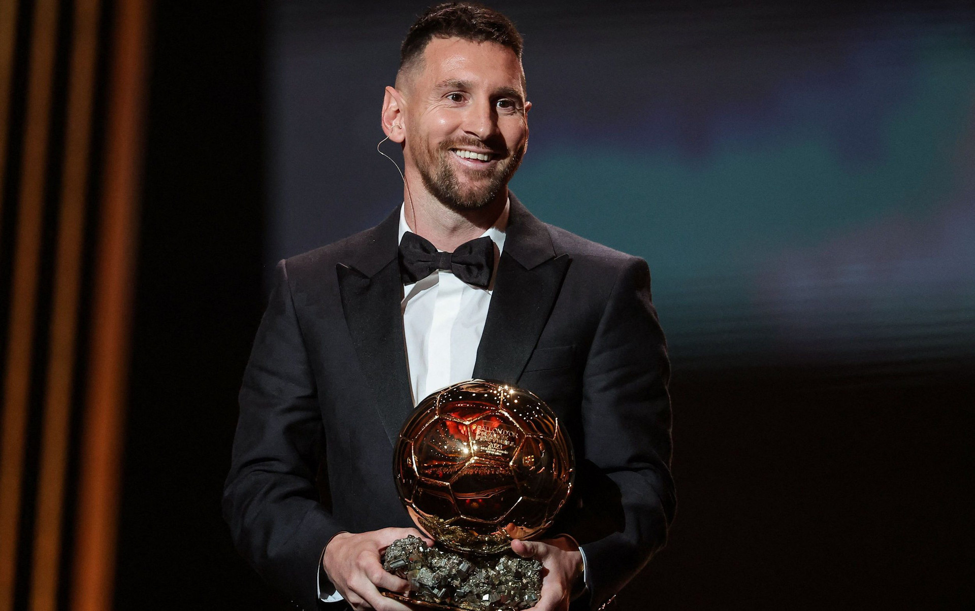 Messi nhận Quả bóng vàng năm 2023 - Ảnh: AFP