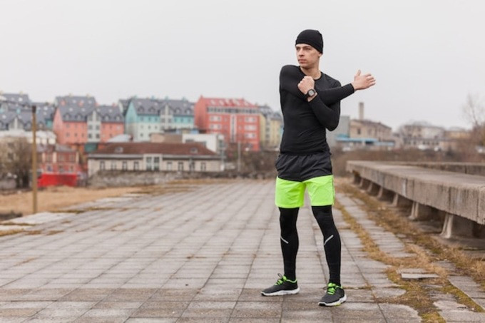 Mùa đông rèn luyện sức khỏe nên kết hợp cả động và tĩnh, chạy hoặc tập các bài thể dục đến khi ra ít mồi hôi là được. Ảnh: Freepik