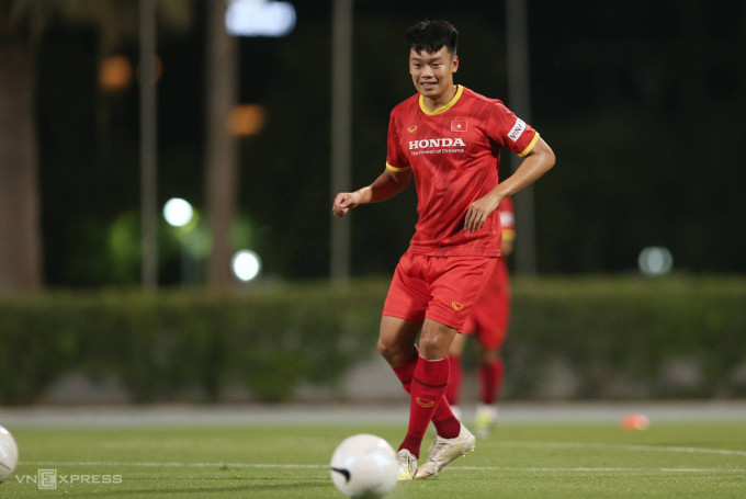 Nguyễn Thành Chung tập luyện cùng đội tuyển Việt Nam tại Dubai, UAE tháng 6/2021. Ảnh: Lâm Thoả