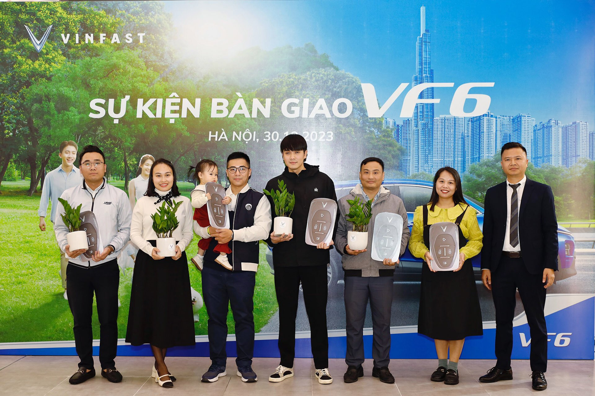 Đại diện VinFast tặng quà cho những khách hàng đầu tiên nhận VF 6 tại Hà Nội.
