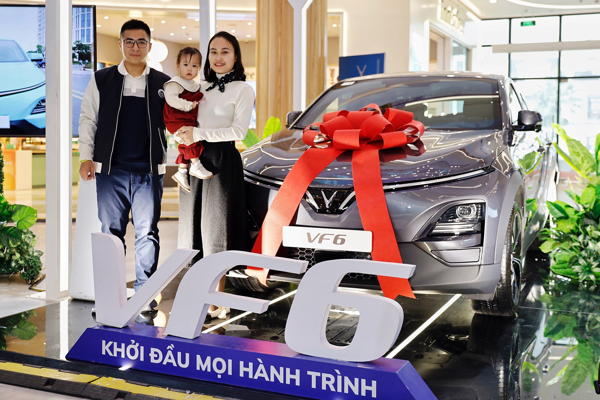 Gia đình anh Nguyễn Anh Tú là một trong những khách hàng đầu tiên nhận xe VF 6 tại Hà Nội.
