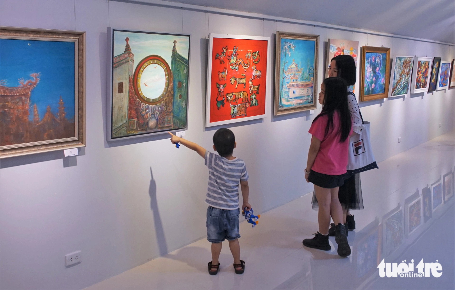 Các em nhỏ hứng thú với tranh vẽ rồng tại triển lãm mỹ thuật Mừng xuân Giáp Thìn 2024 - Ảnh: H.VY