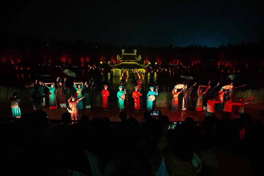 “The Quintessence of Tonkin” - Distinctive night tour in Hanoi hinh anh 4