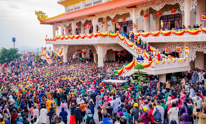 Người dân, phật từ đến chiêm bái hiện vật được cho là xá lợi tóc Đức Phật tại chùa Ba Vàng, tháng 12/2023. Ảnh: Chuabavang