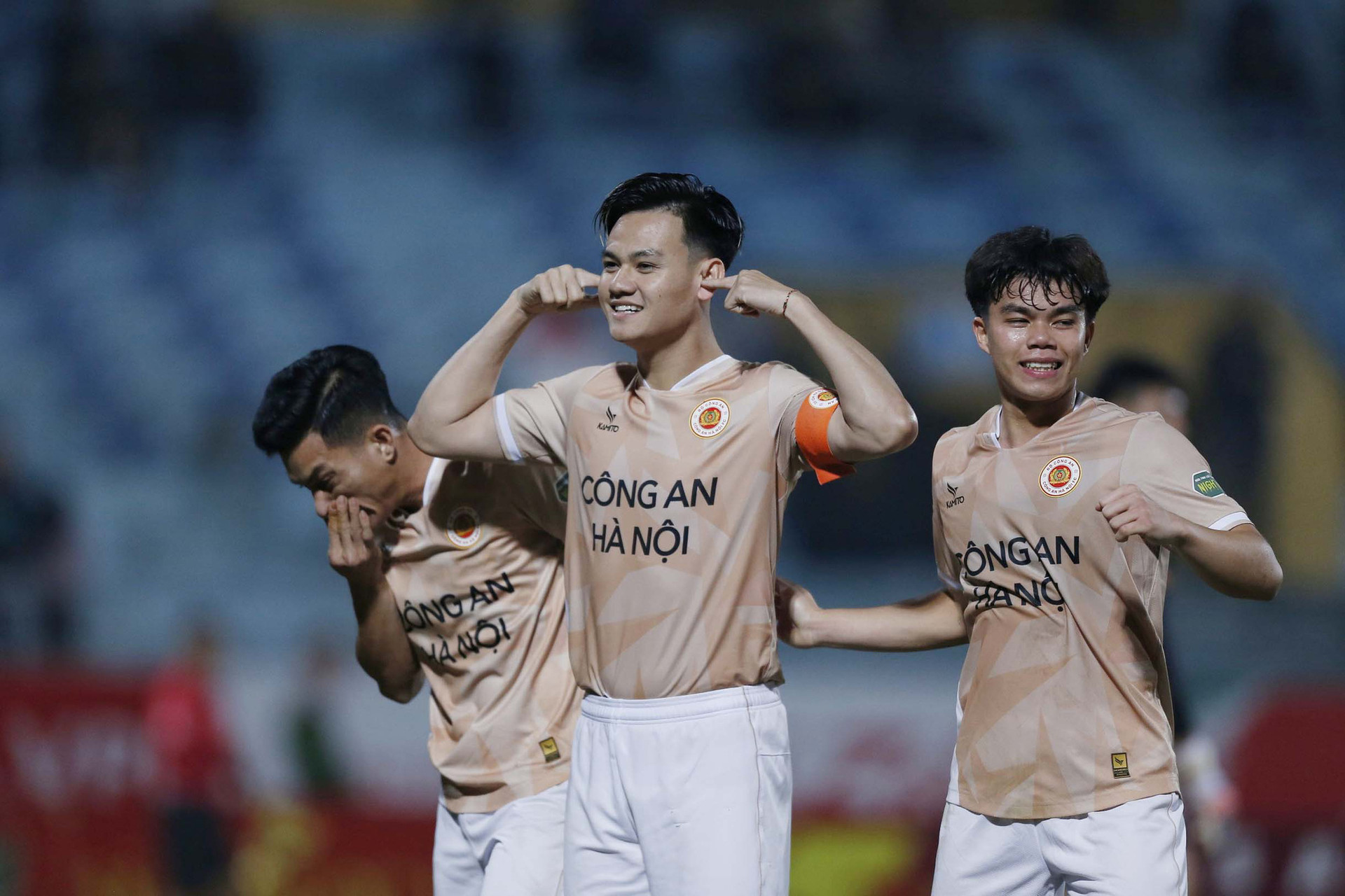 Đội tuyển Việt Nam gọi bổ sung hậu vệ Hồ Tấn Tài (giữa) chuẩn bị cho Asian Cup 2023 - Ảnh: MINH ĐỨC