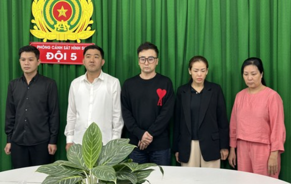 Lực lượng chức năng bắt khẩn cấp nhóm người môi giới mại dâm núp bóng nhà hàng.