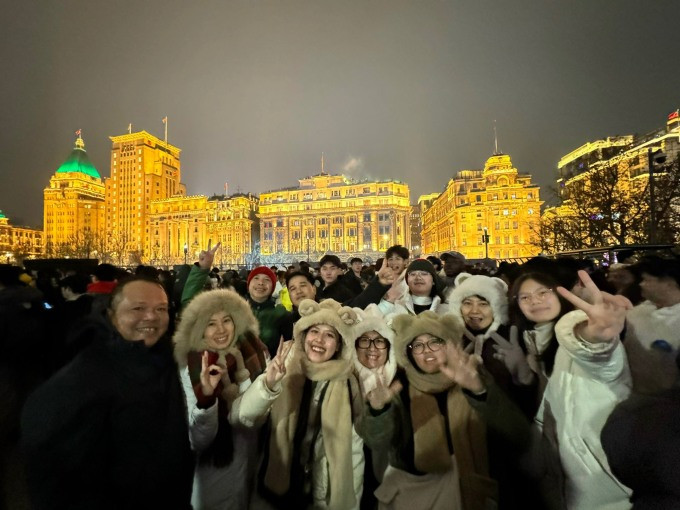 Gia đình anh Chính và những người bạn đón năm mới ở Thượng Hải (Trung Quốc). Ảnh: NVCC