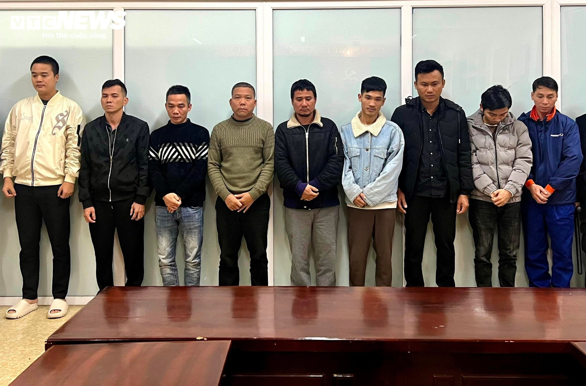 9 kẻ trong đường dây đánh bạc và tổ chức đánh bạc trên mạng Internet vừa bị Công an tỉnh Thừa Thiên - Huế triệt phá. (Ảnh: CACC)