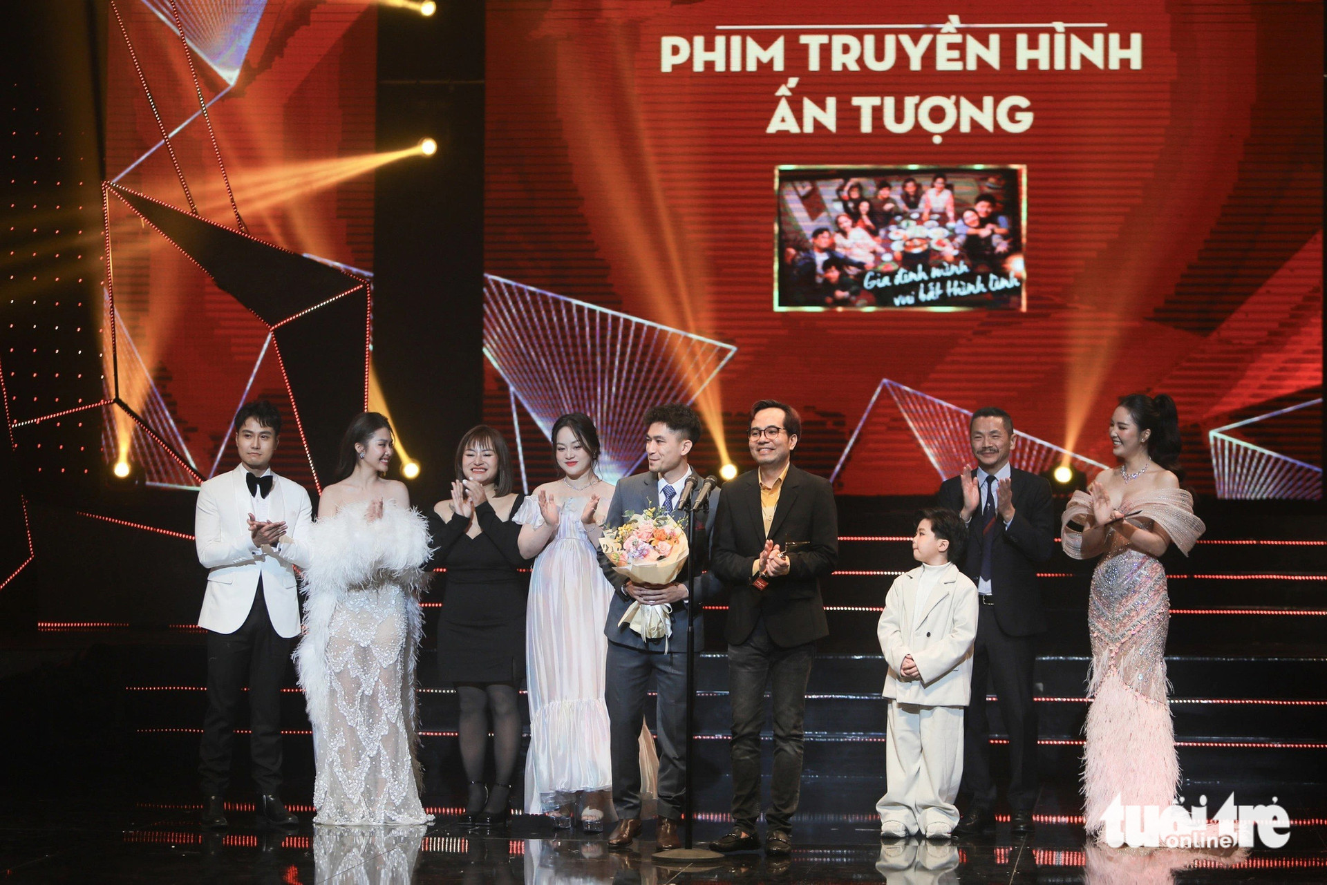 Đoàn phim Gia đình mình vui bất thình lình nhận giải Phim truyền hình ấn tượng của năm - Ảnh: DANH KHANG