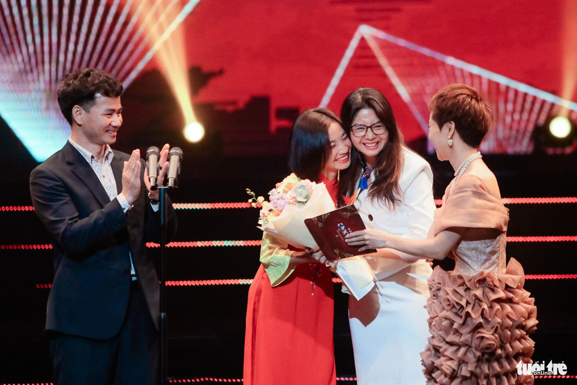Nghệ sĩ Xuân Bắc và cựu vận động viên Thúy Hiền trao giải hạng mục Hình ảnh lan tỏa - Ảnh: DANH KHANG