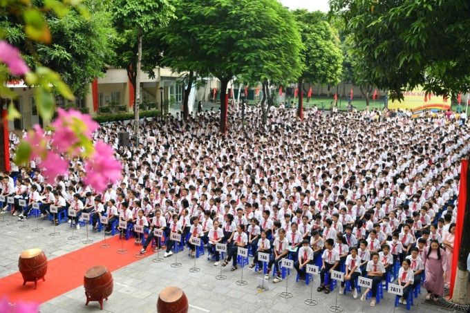 Lễ khai giảng ở trường THCS Dịch Vọng, Hà Nội với hơn 250 học sinh. Ảnh: Ngọc Thành