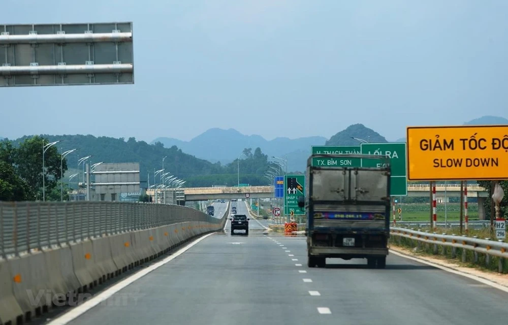 Phương tiện lưu thông trên đoạn tuyến Cao tốc Bắc-Nam được đưa vào vận hành, khai thác. (Ảnh: Việt Hùng/Vietnam+)