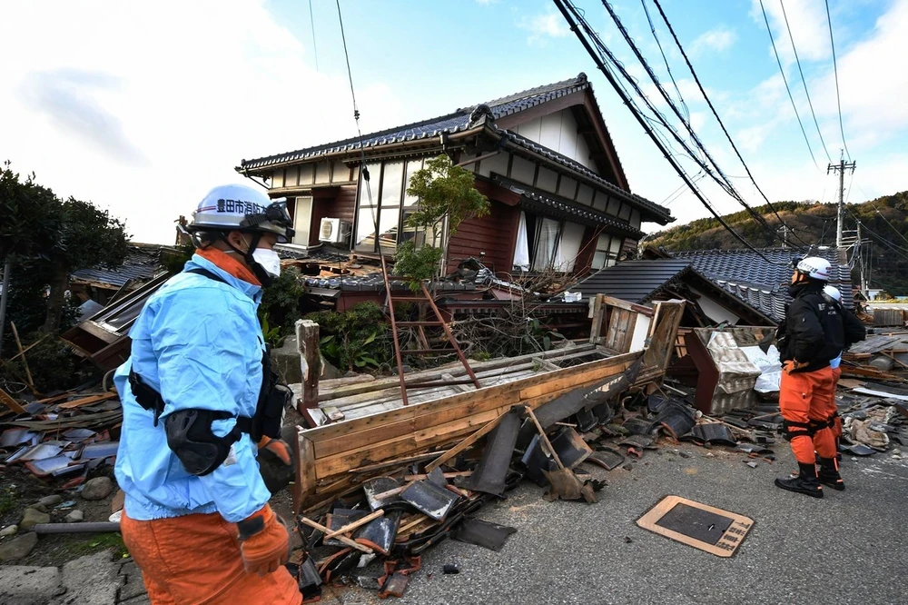 Những căn nhà bị phá hủy sau động đất mạnh ở Wajima, tỉnh Ishikawa, miền Trung Nhật Bản, ngày 2/1/2024. (Ảnh: AFP/TTXVN)