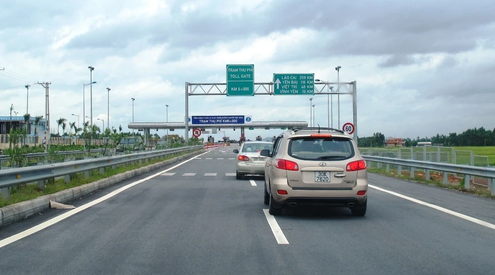 Phương tiện lưu thông đến trạm thu phí đường Cao tốc Nôị Bài-Lào Cai. (Ảnh: Việt Hùng/Vietnam+)