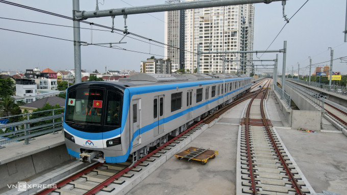 Đoàn tàu thuộc tuyến Metro số 1 chạy thử đoạn trên cao hồi tháng 4/2023. Ảnh:Quỳnh Trần