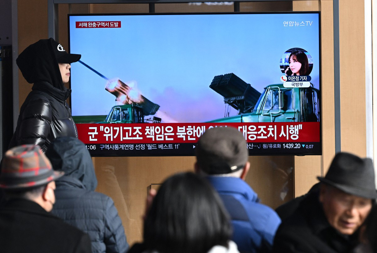 Người dân Hàn Quốc xem truyền hình đưa tin về vụ Triều Tiên bắn pháo (ảnh chụp tại một nhà ga ở Seoul, Hàn Quốc hôm 5-1) - Ảnh: AFP