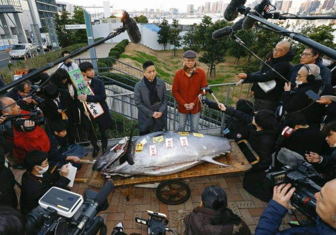 Con cá ngừ trúng giá cao nhất trong phiên đấu ngày 5/1 ở Tokyo. Ảnh: Kyodo News