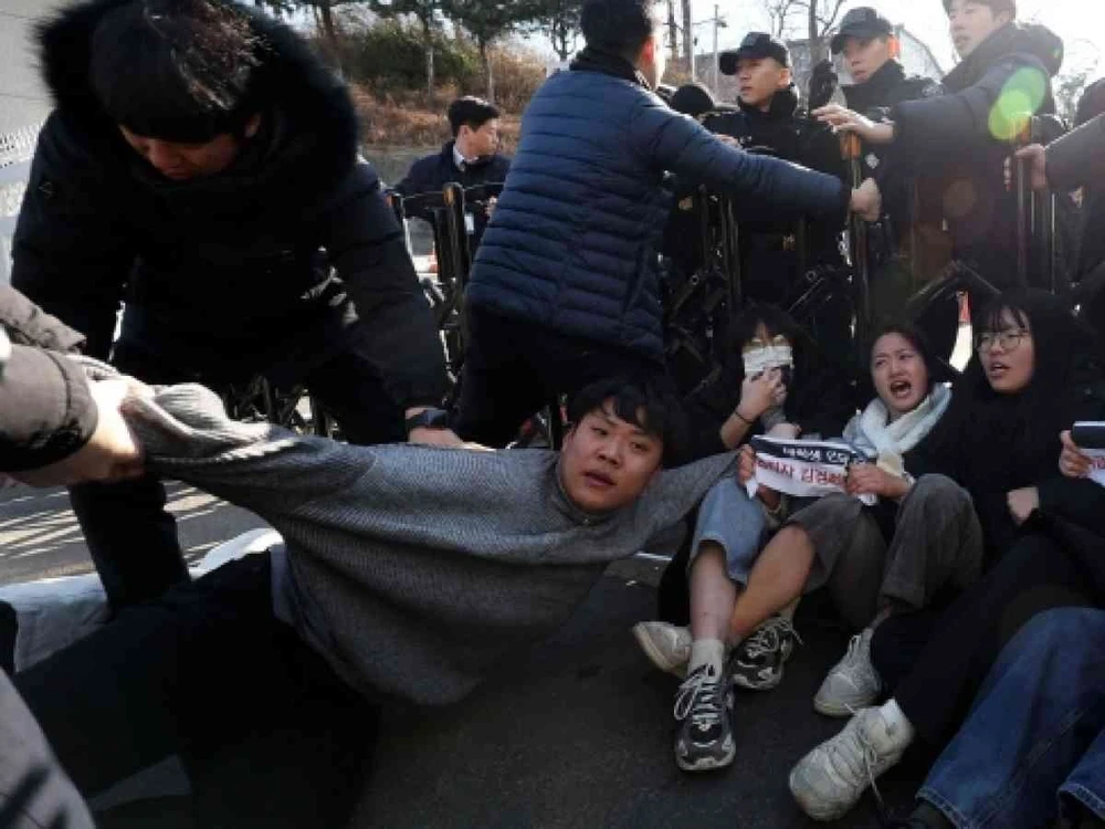 Các sinh viên bị bắt giữ với cáo buộc cố xâm nhập Văn phòng Tổng thống Hàn Quốc. (Nguồn: Newsis)