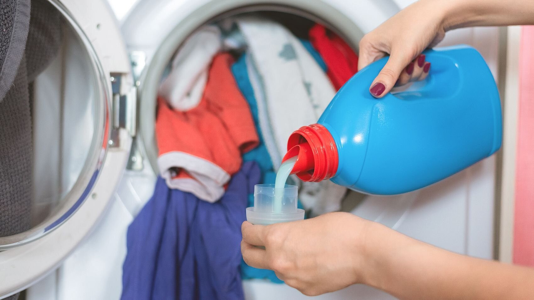 Nếu bạn cho quá nhiều bột giặt, cặn xà phòng dư thừa sẽ bám lại sẽ trên quần áo đã giặt. (Ảnh: CNN)