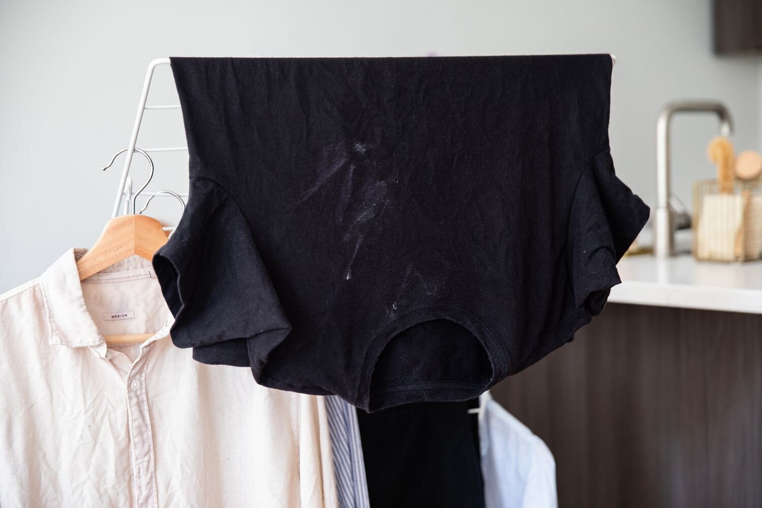 Có nhiều lý do khiến quần áo giặt rồi vẫn bẩn. (Ảnh: The Spruce)