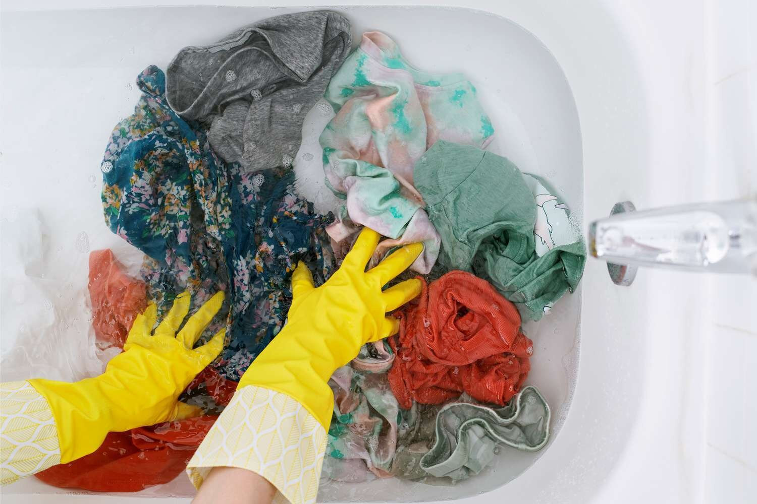 Ngâm quần áo quá lâu trước khi giặt sẽ gây mùi hôi khó chịu và khiến quần áo bị ẩm mốc, bạc màu, cũ kỹ. (Ảnh: The Spruce)