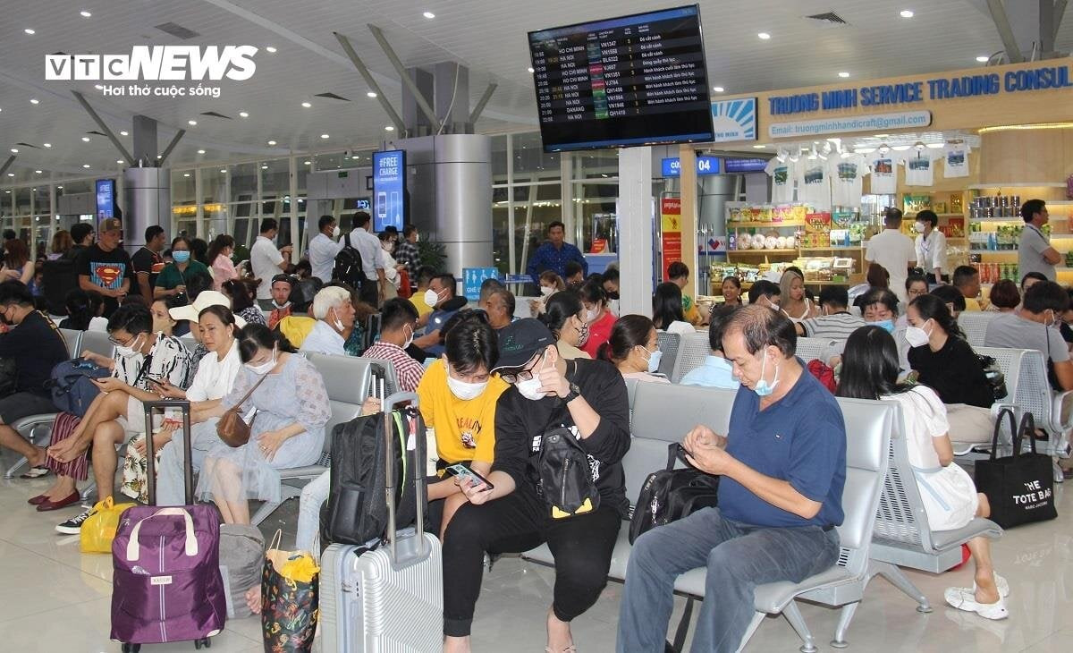 Nhiều người lo ngại sẽ không về quê đón Tết được do giá vé máy bay quá cao.