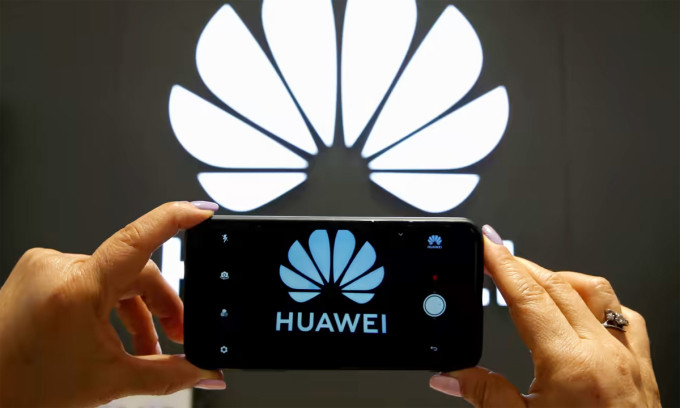 Logo Huawei trên một chiếc điện thoại. Ảnh: Reuters