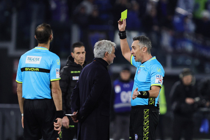 HLV Mourinho bị phạt thẻ vàng - Ảnh: AFP
