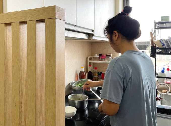 Chị Nhung chuẩn bị bữa sáng cho con trong căn hộ ở quận Bình Tân, TP HCM đầu tháng 1/2024. Ảnh: Trần Tùy