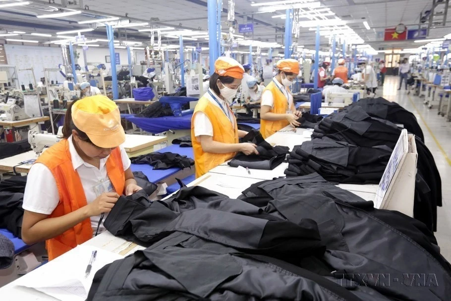 Sản xuất hàng may mặc tại Tổng Công ty May 10 tại Sài Đồng, Quận Long Biên, Hà Nội. (Ảnh: Anh Tuấn/ TTXVN)
