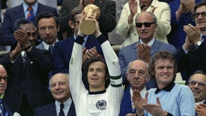 Beckenbauer nâng cúp vô địch thế giới năm 1974