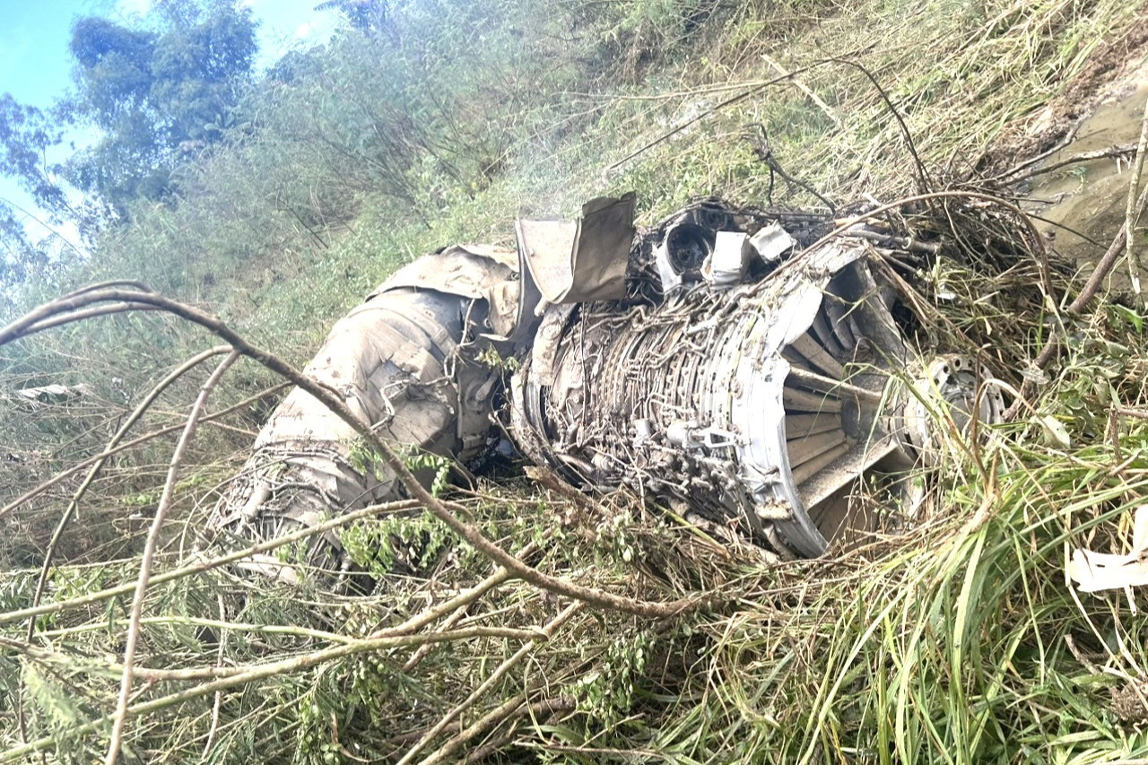 Máy bay quân sự rơi ở Quảng Nam, 2 phi công bung dù thoát nạn - 2
