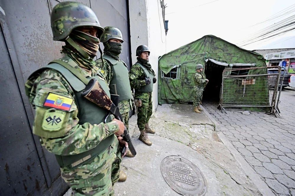 Binh sỹ Ecuador gác bên ngoài một nhà tù sau vụ bạo loạn. (Ảnh: AFP/TTXVN)