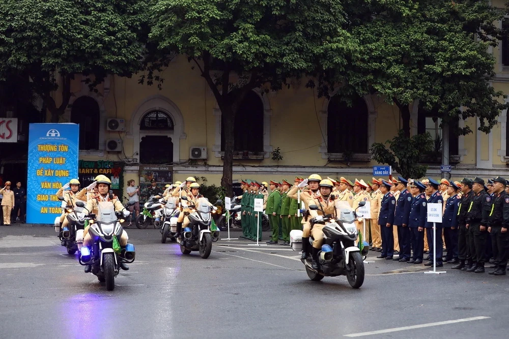 Lực lượng Cảnh sát Giao thông diễu hành tại lễ ra quân. (Ảnh: Huy Hùng/TTXVN)