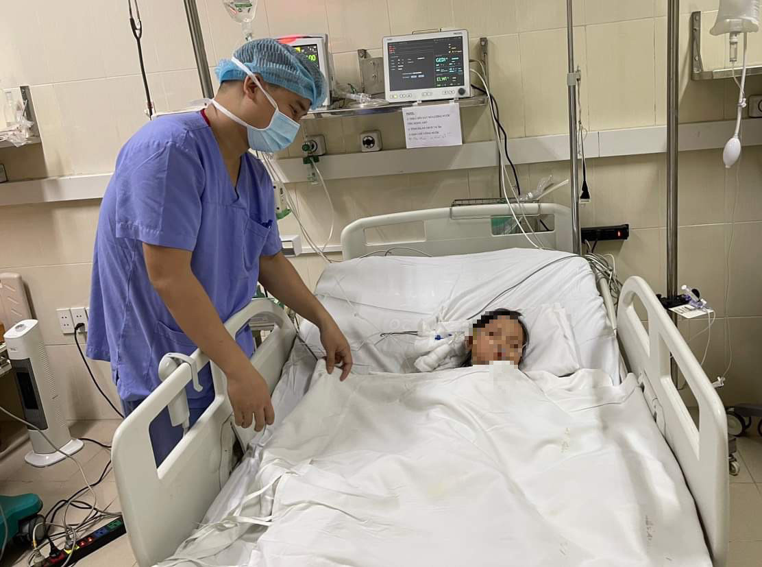 Bác sĩ Bệnh viện Hữu nghị Việt Đức chăm sóc cho bé gái sau ca ghép tim - Ảnh: BVCC
