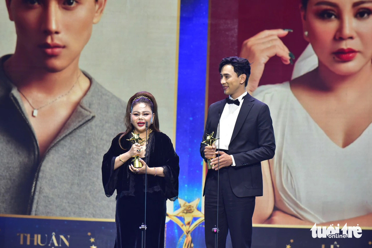 Giải thưởng Nam, Nữ diễn viên chính xuất sắc nhất (điện ảnh) trao cho Thuận Nguyễn và Lê Giang - Ảnh: T.T.D.