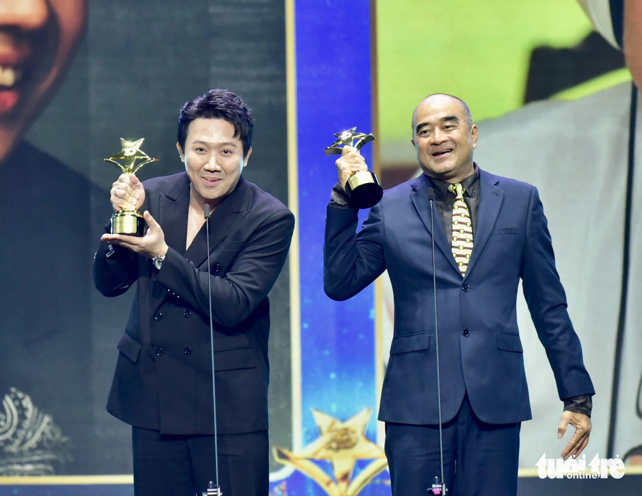Đạo diễn Nhâm Minh Hiền, đạo diễn Trấn Thành nhận giải thưởng Ngôi sao xanh ở hạng mục đạo diễn - Ảnh: T.T.D.