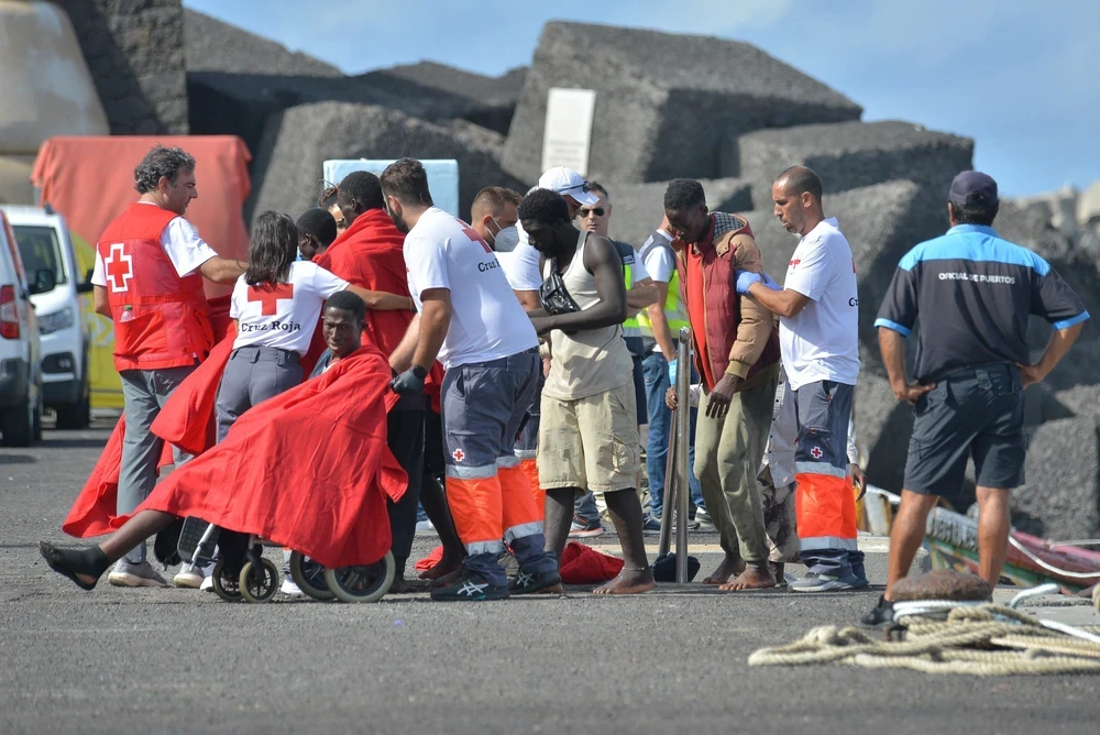 Nhân viên Chữ thập đỏ hỗ trợ người di cư cập cảng La Restinga ở El Hierro thuộc quần đảo Canary, Tây Ban Nha, ngày 31/10/2023. (Ảnh: AFP/TTXVN)