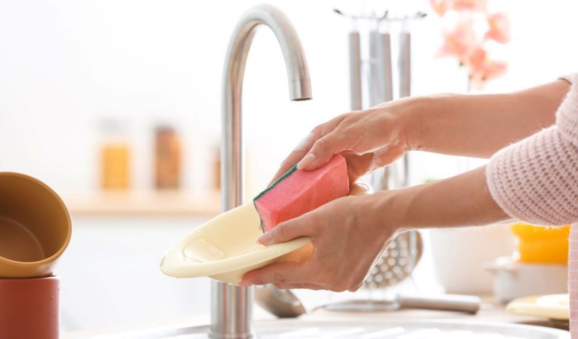 Lợi ích không ngờ cho sức khỏe khi rửa chén bát bằng tay. (Ảnh minh hoạ)