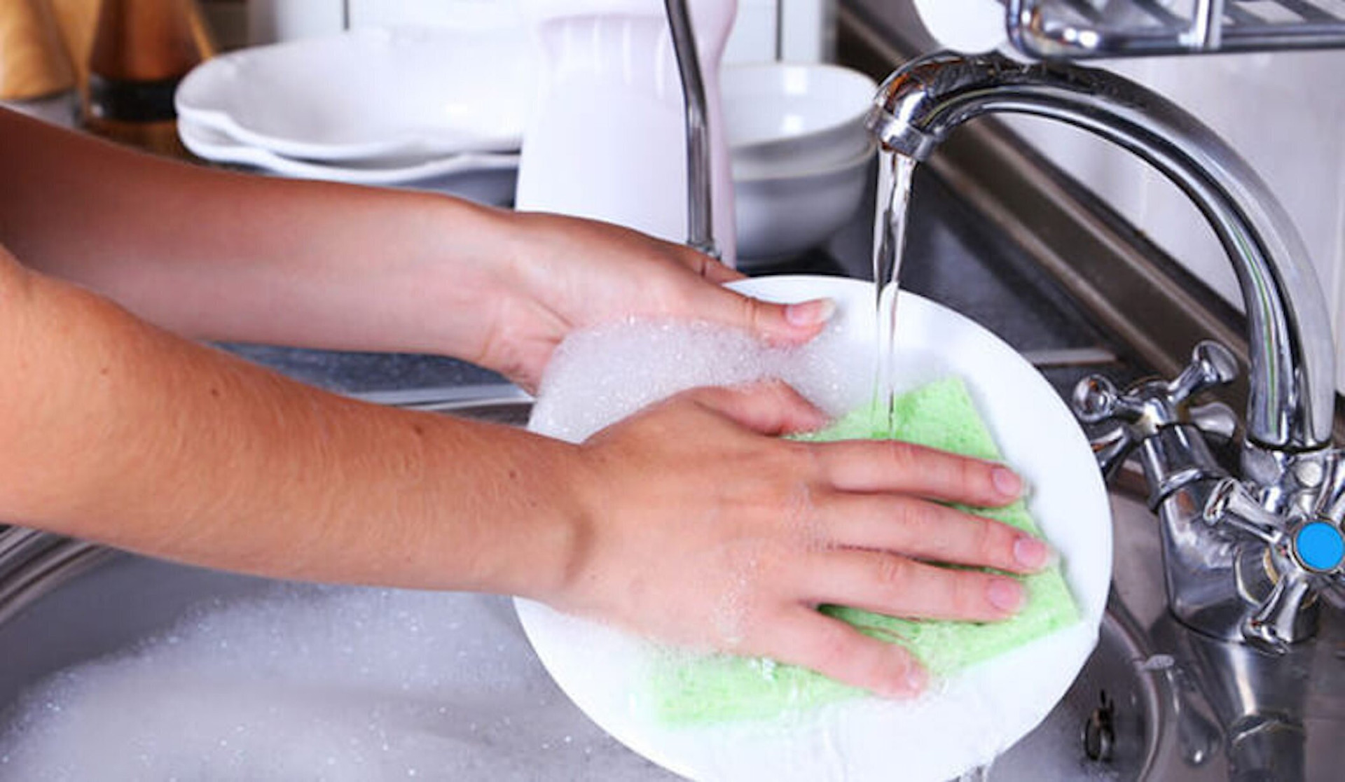 Rửa bát bằng tay vừa tốt cho sức khoẻ lại tiết kiệm chi phí. (Ảnh minh hoạ)