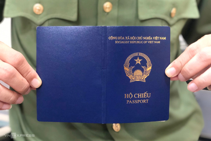 Mẫu hộ chiếu phổ thông mới của Việt Nam, bìa màu xanh lá được chuyển sang xanh tím. Ảnh: Phạm Dự