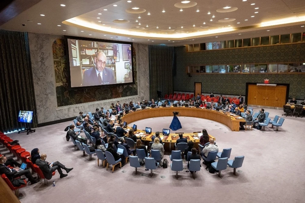 Một phiên họp khẩn cấp của Hội đồng Bảo an Liên hợp quốc thảo luận về các vụ tấn công liên tiếp của các tay súng Houthi trên Biển Đỏ ngày 3/1. (Ảnh: THX/TTXVN)